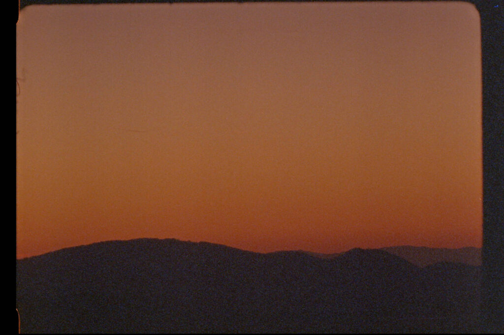 profilo di una collina con cielo al tramonto